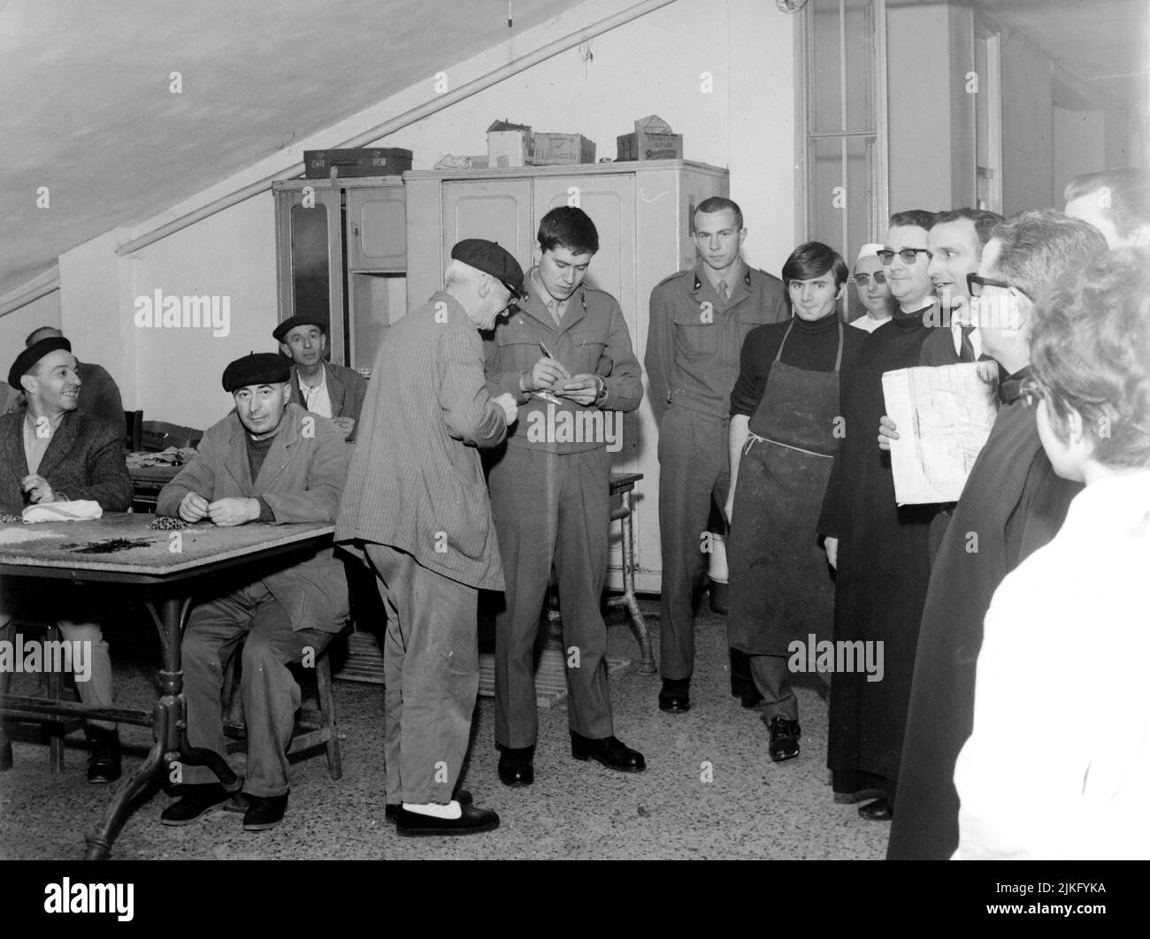 L’edificio, anticamente di proprietà delle dame inglesi di Cosway del Collegio di Lodi, fu acquisito dall’ Ordine dei Fatebenefratelli nel 1892. Dopo i lavori di adattamento della casa, inziati nell’autuno del 1893, il 19 maggio 1894 il Prefetto di Milano emanava un decreto che autorizzava i Fatebenefratelli all’apertura di un manicomio privato maschile. Il numero dei pazienti aumentava progressivamente con il passaggio degli anni, fino a un percorso il suo massimo nel 1960 con 1306 pazienti. Foto Stock