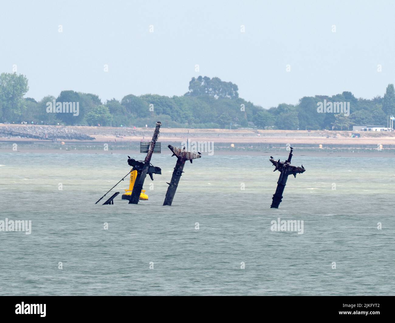 Sheerness, Kent, Regno Unito. 2nd ago 2022. L'ultimo rapporto di indagine governativa del naufragio esplosivo SS Richard Montgomery che ha affondato 1,5 miglia da Sheerness, Kent è appena stato pubblicato e conclude che ci è generalmente poco cambiamento rispetto all'anno precedente indagine. I montanti saranno rimossi l'anno prossimo. Il naufragio raffigurato stamattina con la bassa marea. Credit: James Bell/Alamy Live News Foto Stock