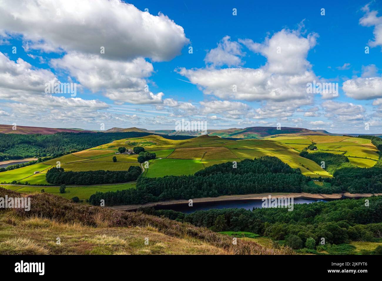 Lago artificiale di Ladybower visto dall'alto, da Derwent Edge, Peak District National Park, Derbyshire, Regno Unito Foto Stock
