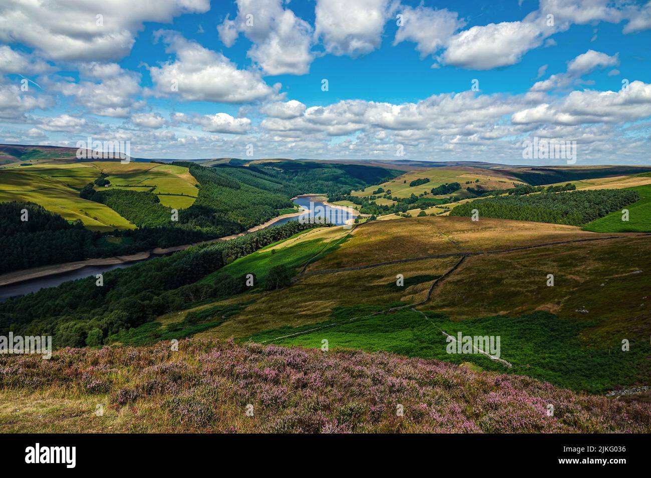 Lago artificiale di Ladybower visto dall'alto, da Derwent Edge, Peak District National Park, Derbyshire, Regno Unito Foto Stock