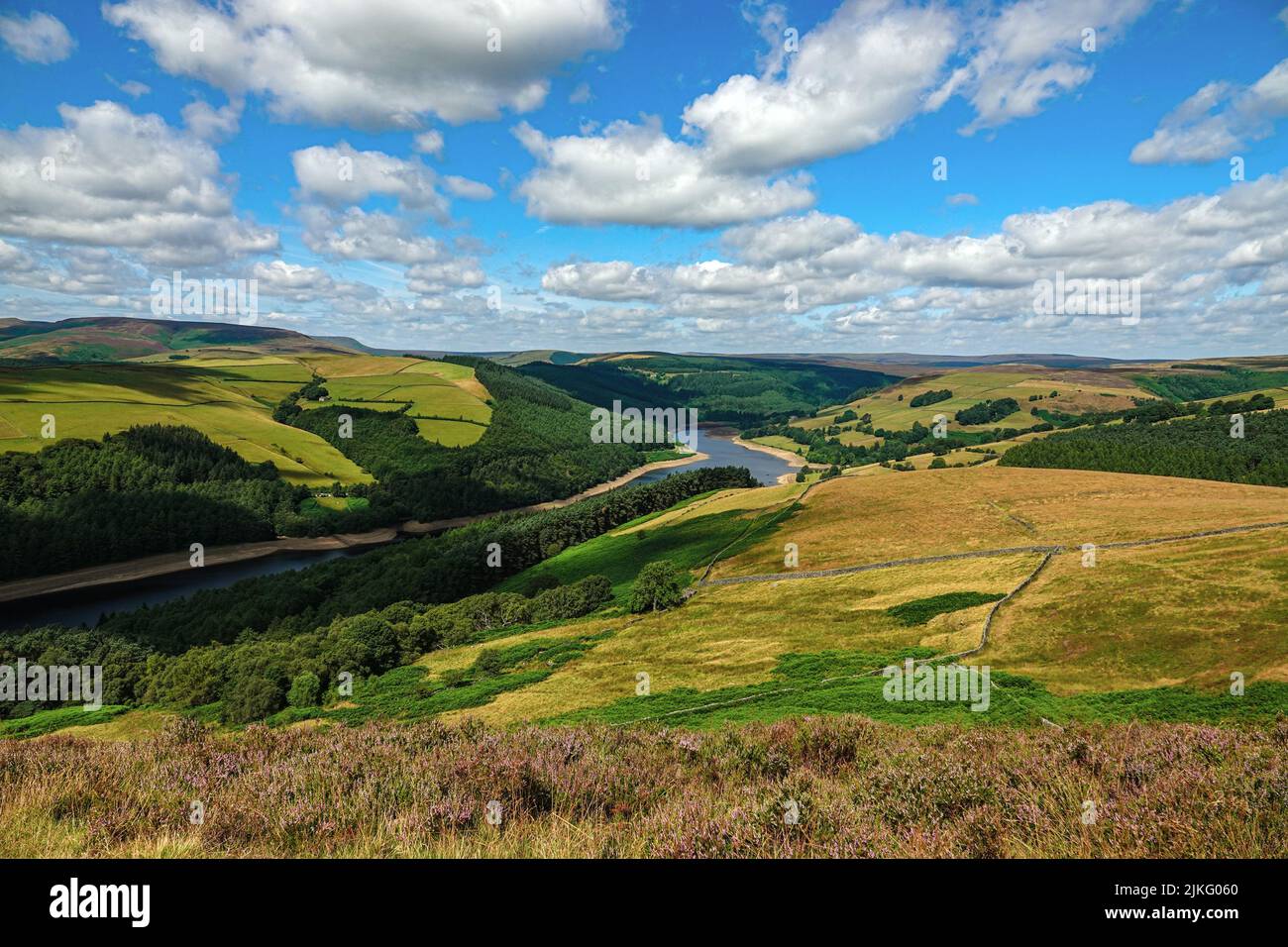 Lago artificiale di Ladybower visto dall'alto, da Derwent Edge, Peak District National Park, Derbyshire, Regno Unito Foto Stock