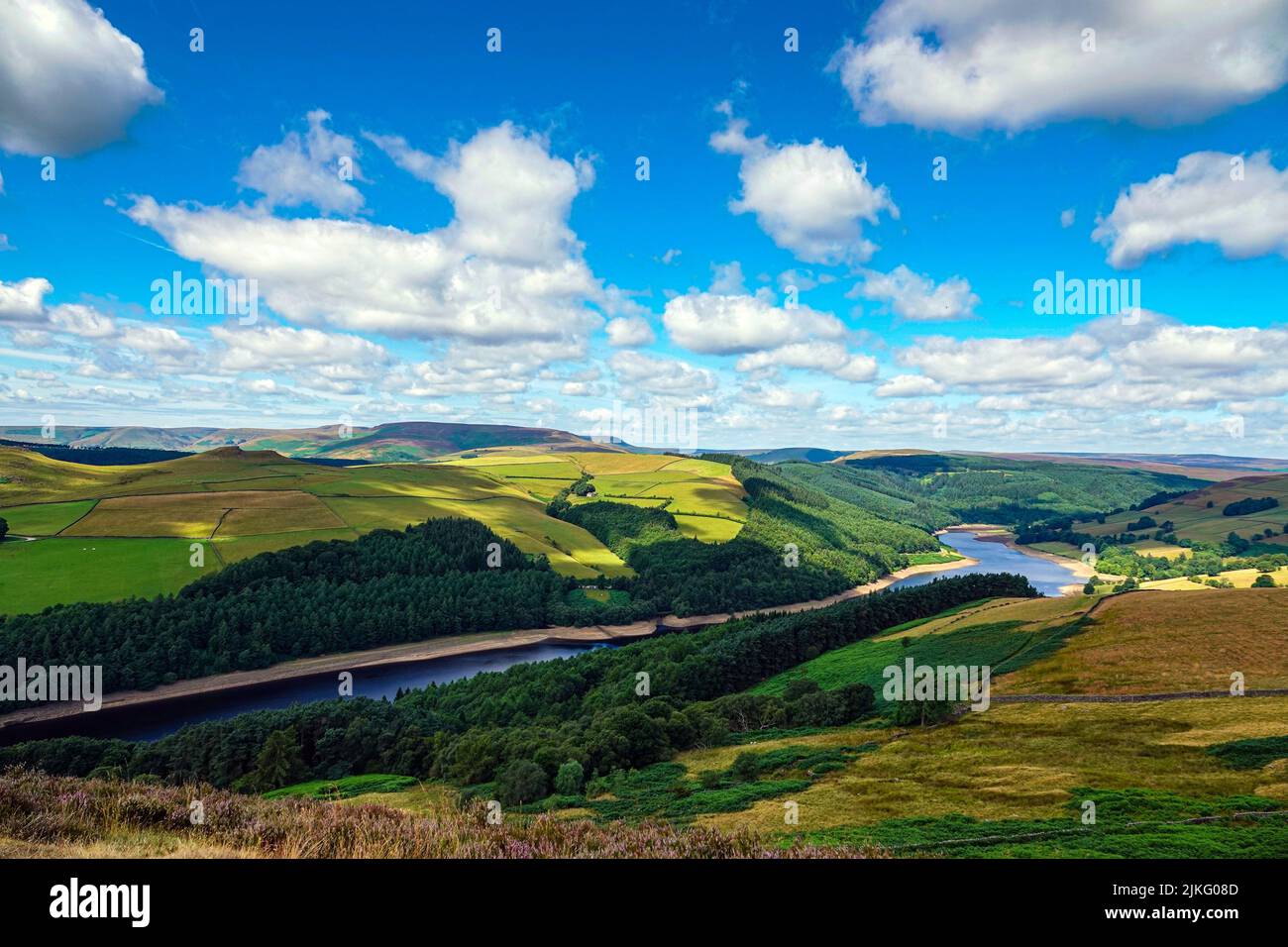 Lago artificiale di Ladybower visto dall'alto, da Derwent Edge, Peak District National Park, Derbyshire, Regno Unito Foto Stock