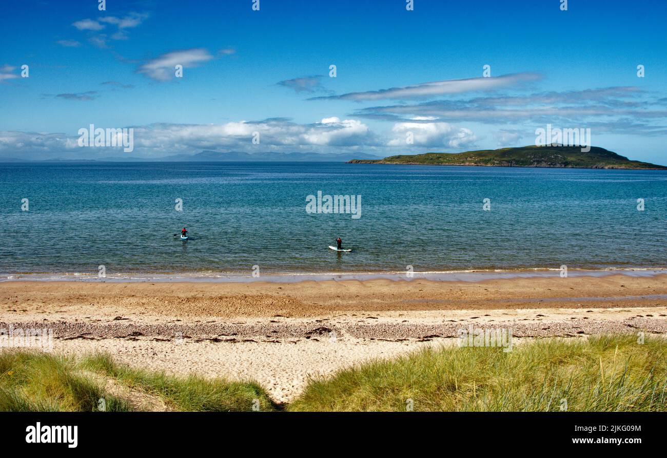 SPIAGGIA DI SABBIA GRANDE GAIRLOCH SCOTLAND PADDLE BOARDS SUL MARE E LA SPIAGGIA SABBIOSA IN ESTATE Foto Stock