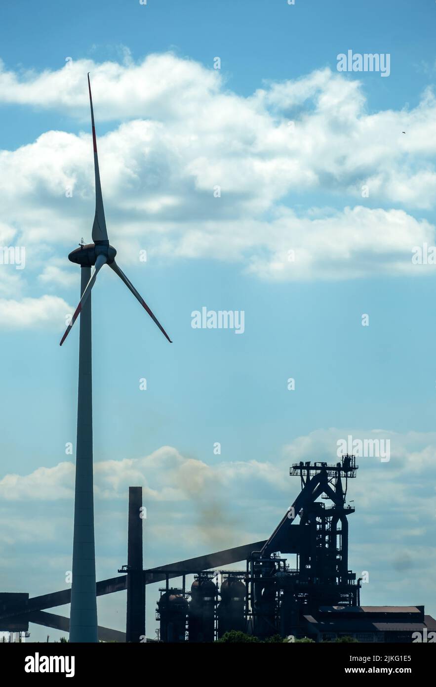 16.06.2022, Germania, Brema, Brema - l'impianto siderurgico di ArcelorMittal Bremen GmbH e la turbina eolica, l'acciaio verde (elettrolisi, idrogeno) di Brema è p Foto Stock