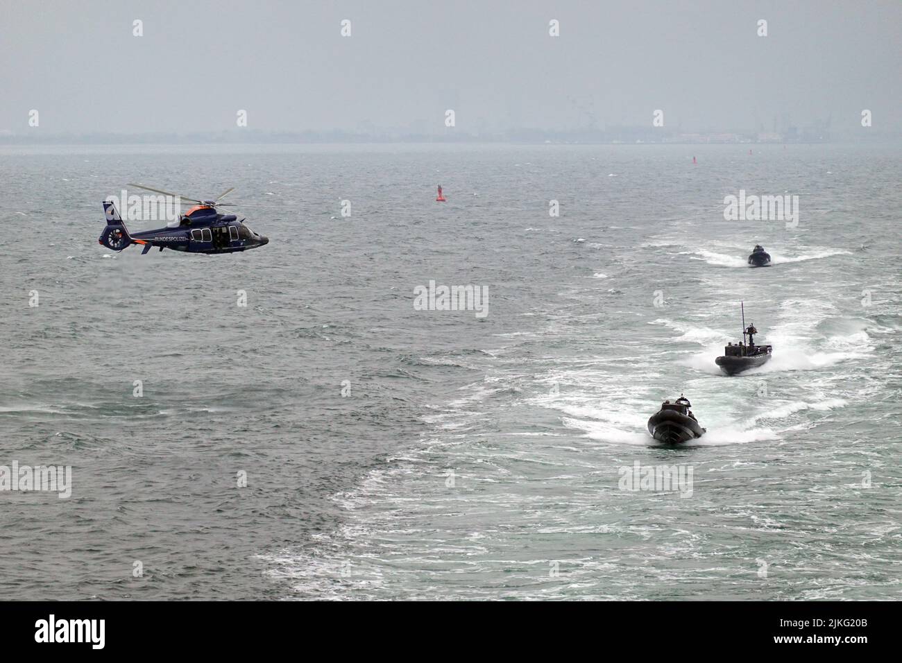 06.04.2022, Germania, Meclemburgo-Pomerania occidentale, Rostock - esercizio della task force marittima (MEG) della polizia federale tedesca sul Mar Baltico Foto Stock