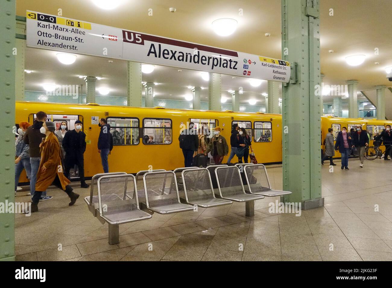 14.04.2022, Germania, Berlino, Berlino - persone su una piattaforma della linea 5 della metropolitana nella stazione di Alexanderplatz. 00S220414D295CAROEX.JPG [VERSIONE MODELLO: NO, PRO Foto Stock
