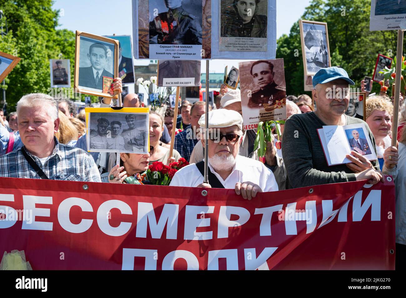 09.05.2022, Germania, Berlino, Berlino - Europa - le persone, la maggior parte delle quali parte della comunità russa emigrata e residente a Berlino, tengono in mano le fotografie Foto Stock