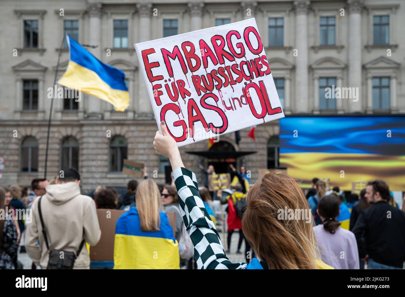 14.05.2022, Germania, Berlino, Berlino - Europa - una donna protesta per un embargo sul gas e sul petrolio russo in una manifestazione su Bebelplatz durante un periodo di peacef Foto Stock