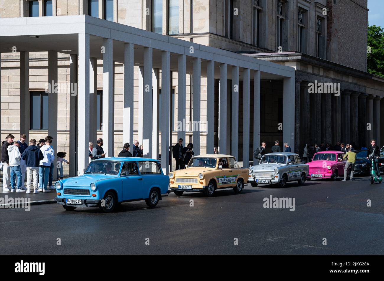 27.05.2022, Germania, Berlino, Berlino - Europa - i colorati Trabant vintage sono parcheggiati sulla strada di fronte alla galleria James Simon sull'Isola dei Musei Foto Stock