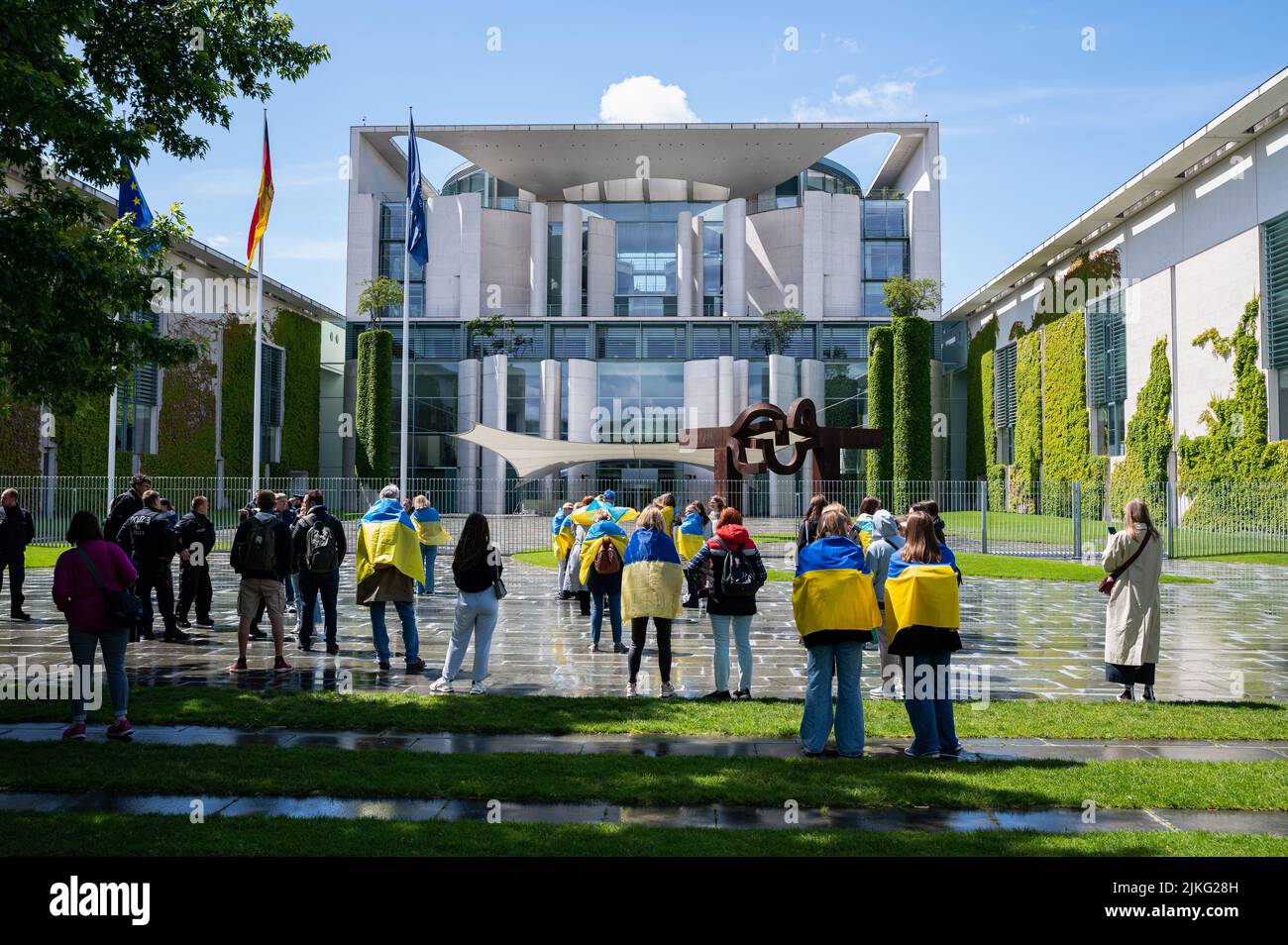 28.05.2022, Germania, Berlino, Berlino - Europa - Una manifestazione di protesta pacifica con ucraini, rifugiati, attivisti e sostenitori di fronte al Cha tedesco Foto Stock