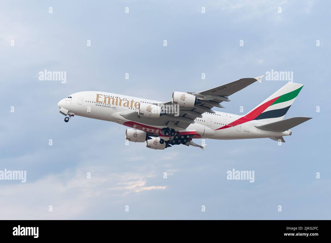 25.06.2022, Germania, Berlino, Berlino - Europa - un aereo Emirates Airline Airbus A380-800 passeggeri con registrazione A6-EVS al decollo da Berlino Foto Stock