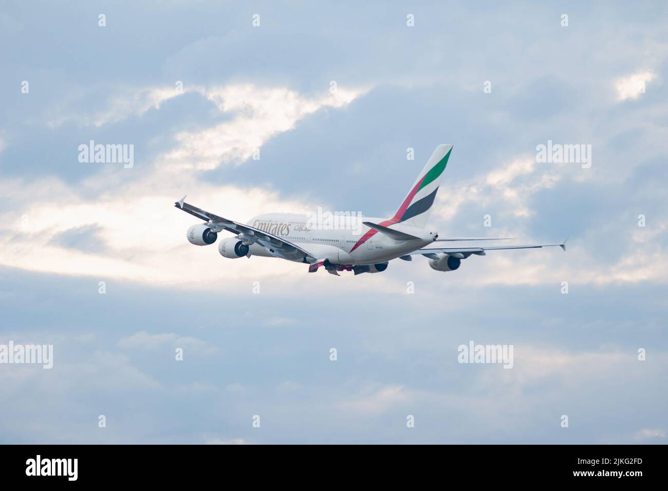 25.06.2022, Germania, Berlino, Berlino - Europa - un aereo Emirates Airline Airbus A380-800 passeggeri con registrazione A6-EVS decollo da Berlino Foto Stock