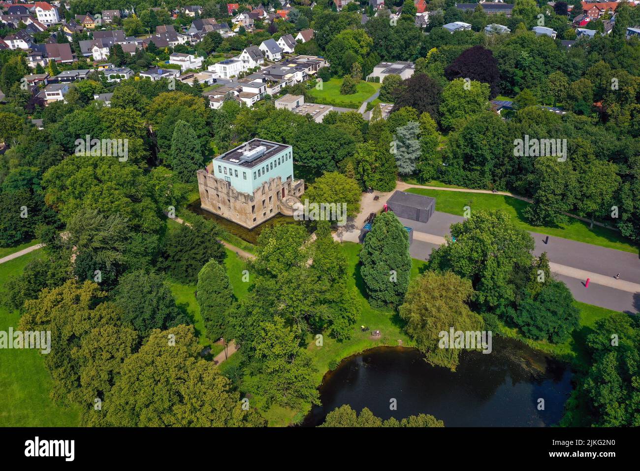 24.05.2022, Germania, Renania Settentrionale-Vestfalia, Bochum - Parco del Castello di Weitmar. Parco con le rovine di un palazzo del 16th secolo, la Casa Weitmar, Foto Stock