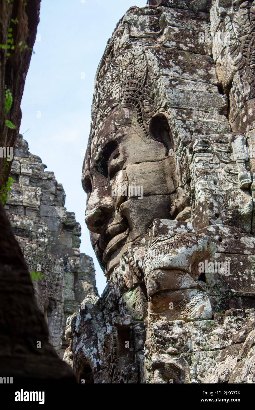 Un'immagine verticale di un memoriale con il volto di Buddha nel Tempio di Bayon, Siem Reap, Cambogia Foto Stock
