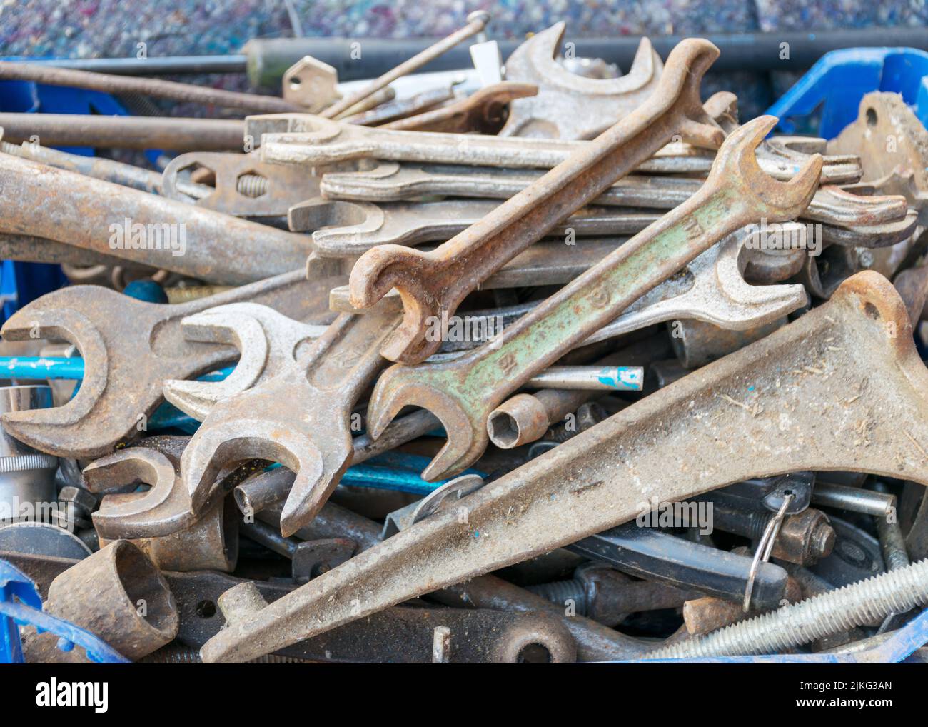 bidone dei rifiuti di metallo, contenitore pieno di vari rifiuti di ferro, arrugginito vecchio ferro utensili antichi, rottami di metallo Foto Stock