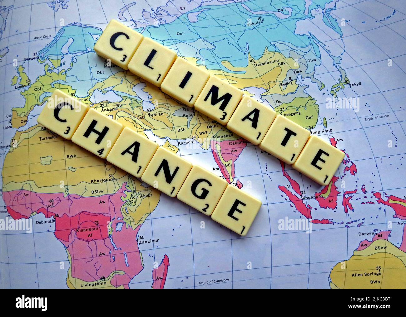 Cambiamento climatico , riscaldamento globale scritto in lettere Scrabble su una mappa Foto Stock