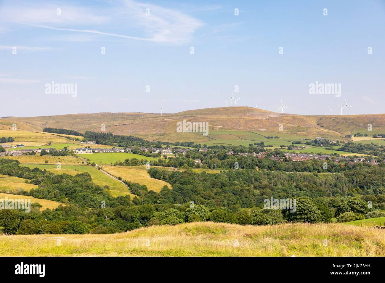 Scout Moor windfarm Rochdale attraverso la campagna del Lancashire visto da Holcombe, Inghilterra, Regno Unito, estate 2022 Foto Stock