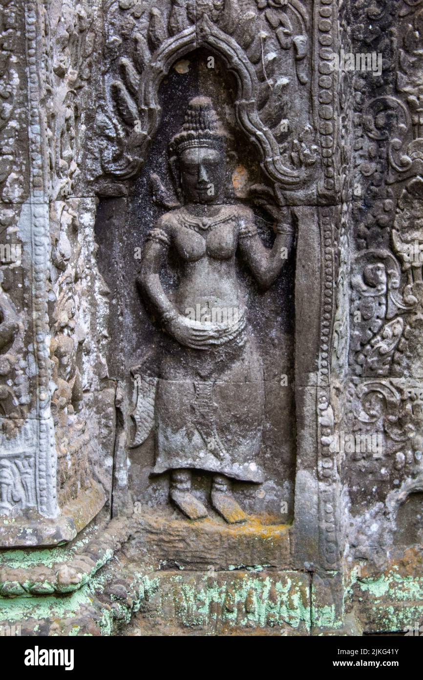 Uno scatto verticale delle sculture storiche sulle pareti del tempio di Angkor Wat, Siem Reap, Cambogia Foto Stock