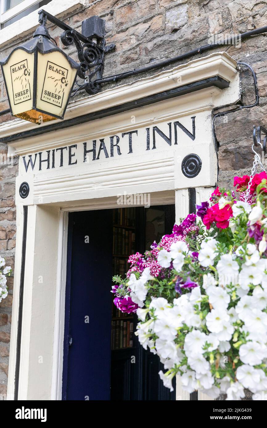 Hawes Wensleydale in Yorkshire Dales, Casa pubblica di White Hart Inn con fiori in cesto appeso, birre di pecora nera, Inghilterra, estate del Regno Unito 2022 Foto Stock