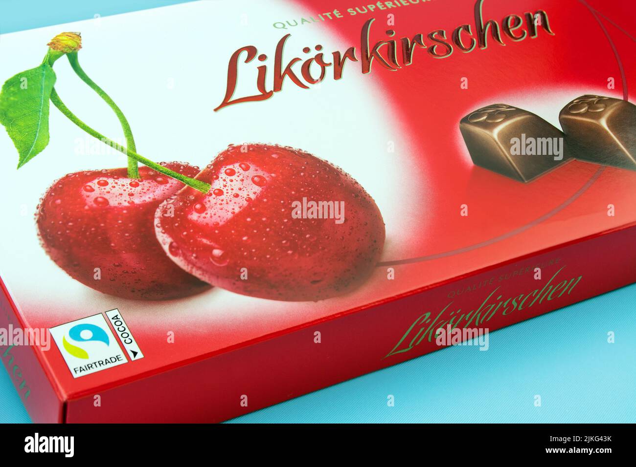 Amburgo, Germania - Luglio 30 2022: Tedesco Likoerkirschen con etichetta Fairtrade Foto Stock