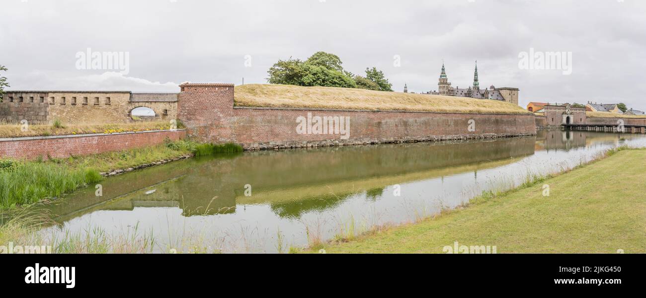 Paesaggio urbano con fossato e bastioni al castello di Kronborg, girato da nord-ovest in luce nuvolosa luminosa a Helsingor, Danimarca Foto Stock