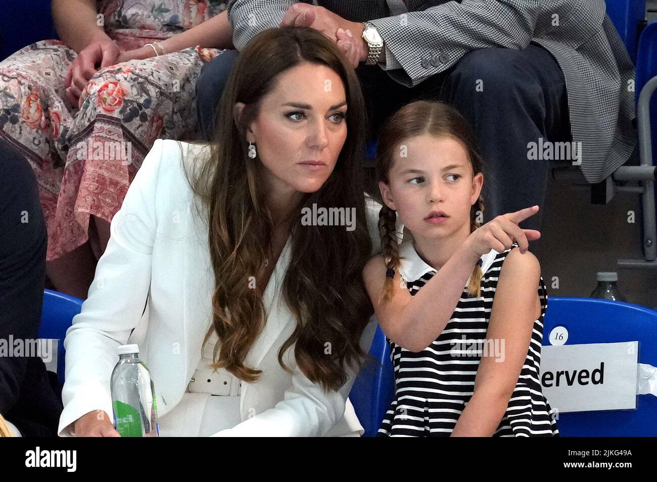 La Duchessa di Cambridge con la Principessa Charlotte di Cambridge al Sandwell Aquatics Center il quinto giorno dei Giochi del Commonwealth 2022 a Birmingham. Data foto: Martedì 2 agosto 2022. Foto Stock
