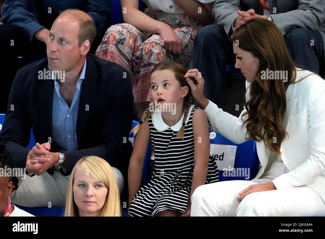Il Duca e la Duchessa di Cambridge con la Principessa Charlotte di Cambridge al Sandwell Aquatics Center il quinto giorno dei Giochi del Commonwealth 2022 a Birmingham. Data foto: Martedì 2 agosto 2022. Foto Stock