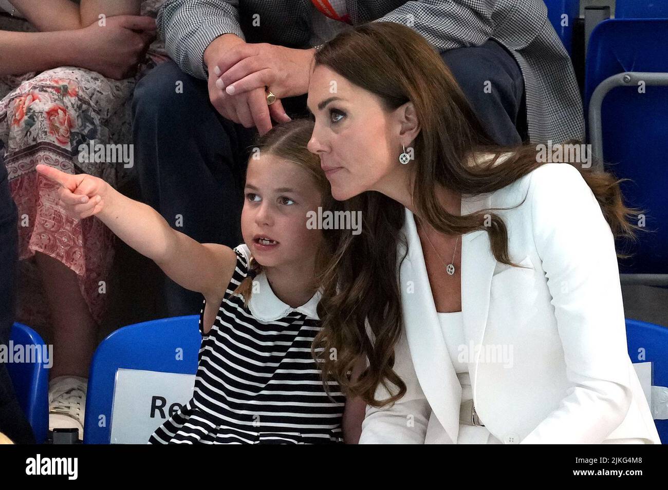La Duchessa di Cambridge con la Principessa Charlotte di Cambridge al Sandwell Aquatics Center il quinto giorno dei Giochi del Commonwealth 2022 a Birmingham. Data foto: Martedì 2 agosto 2022. Foto Stock