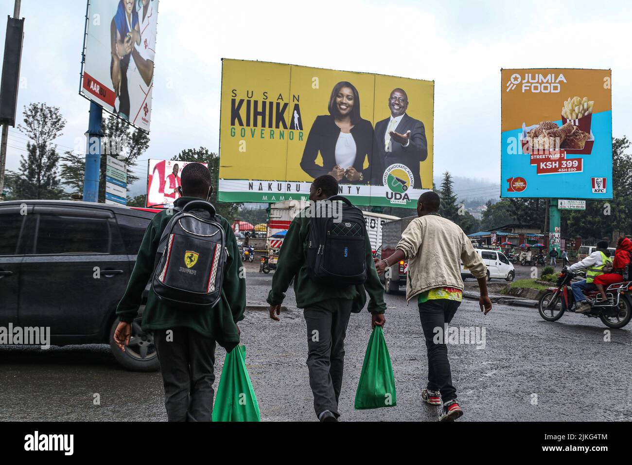 Nakuru, Kenya. 02nd ago 2022. Gli studenti sono visti camminare verso un cartellone che porta le immagini del portatore di bandiera presidenziale Kwanza del Kenya, William Ruto, e il candidato gubernatorial della contea di Nakuru, Susan Kihika. Le scuole sono state chiuse in preparazione alle elezioni generali del Kenya che si terranno il 9 agosto 2022. Credit: SOPA Images Limited/Alamy Live News Foto Stock