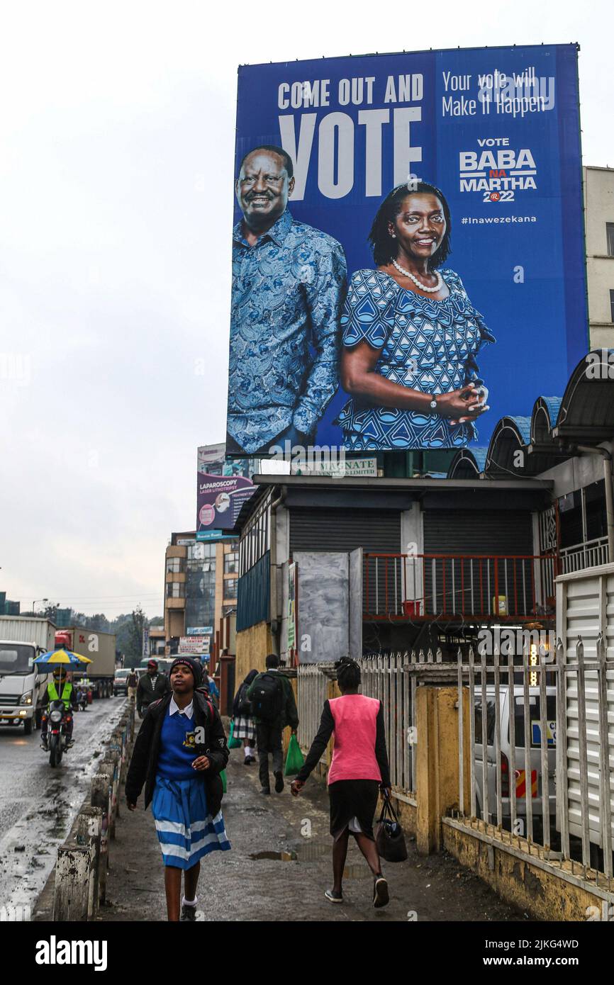 Nakuru, Kenya. 02nd ago 2022. Uno studente cammina verso un cartellone che porta le immagini della coalizione Azimio la Umoja (una coalizione del Kenya) candidato presidenziale, Raila Odinga, e il suo compagno di corsa Martha Karua. Le scuole sono state chiuse in preparazione alle elezioni generali del Kenya che si terranno il 9 agosto 2022. Credit: SOPA Images Limited/Alamy Live News Foto Stock