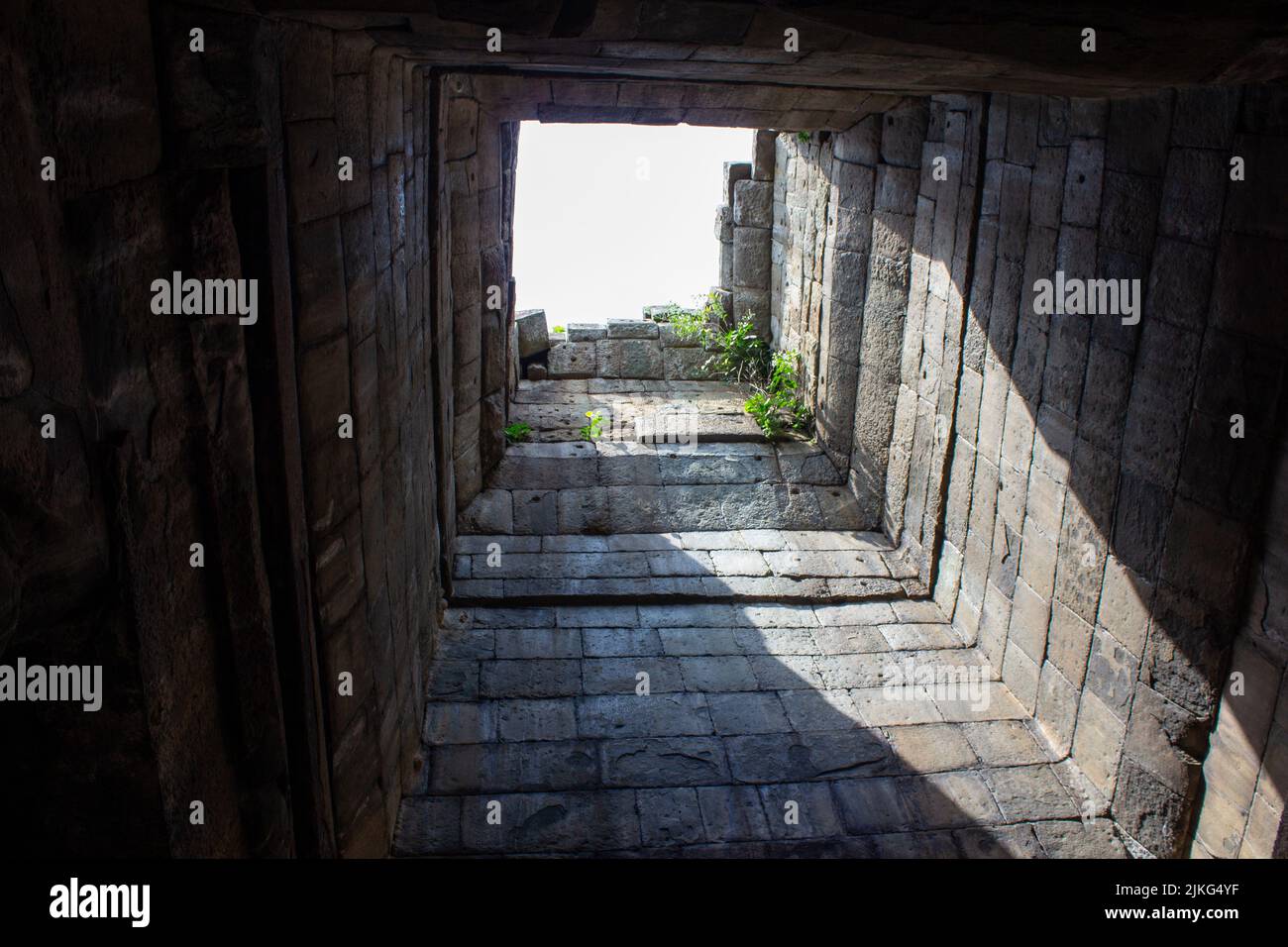 Un basso angolo sparato da un monumento nel tempio Angkor Wat, Siem Reap, Cambogia Foto Stock