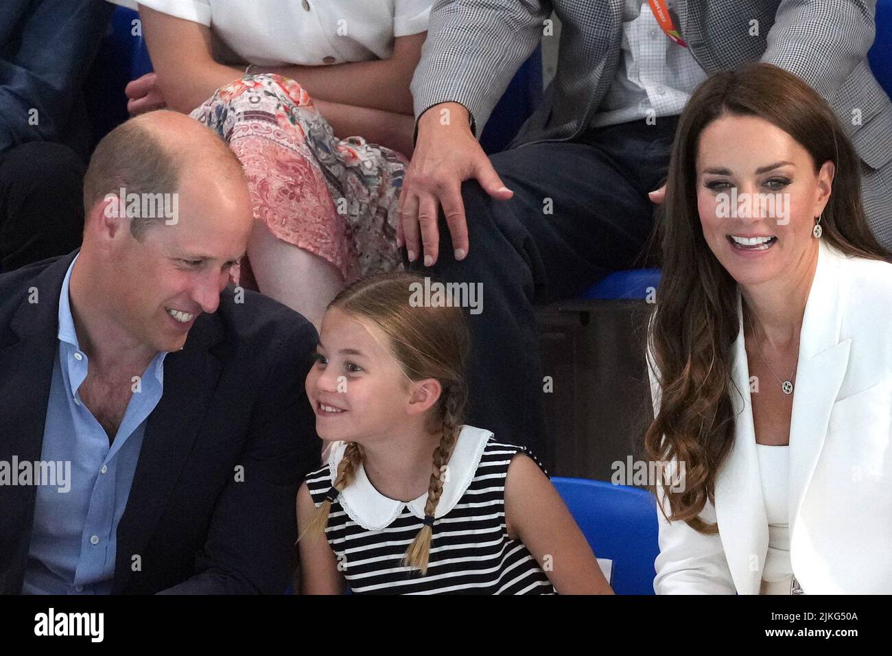 Il Duca e la Duchessa di Cambridge con la Principessa Charlotte di Cambridge al Sandwell Aquatics Center il quinto giorno dei Giochi del Commonwealth 2022 a Birmingham. Data foto: Martedì 2 agosto 2022. Foto Stock