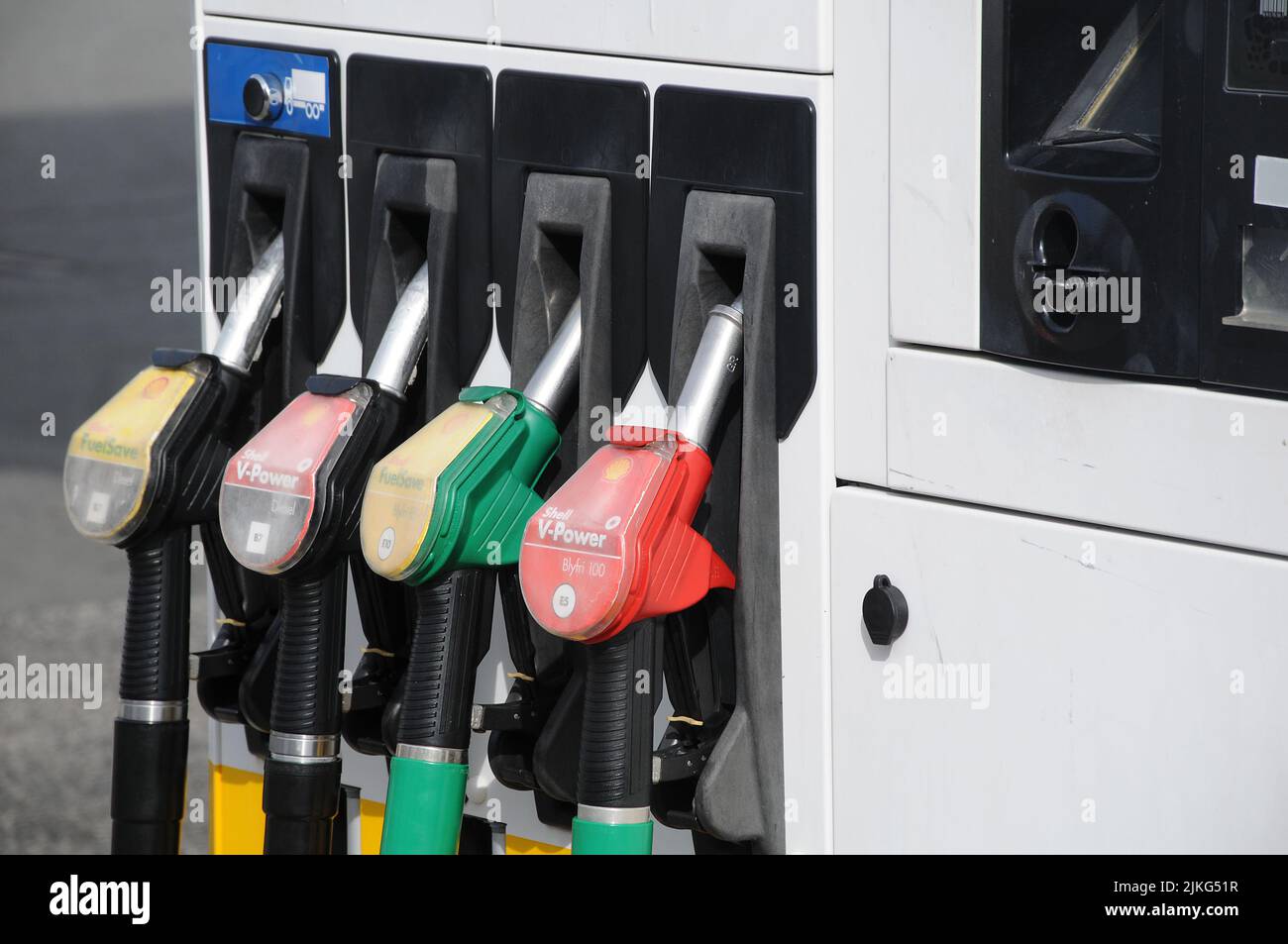Kastrup/Copenhagen/Denmark/02 Agosto 2022/Stazione di ricarica Shell benzina e Shell con benzina a prezzi elevati a bordo di una stazione di benzina sheel nella capitale danese. (Foto..Francis Dean/Dean Pictures) Foto Stock