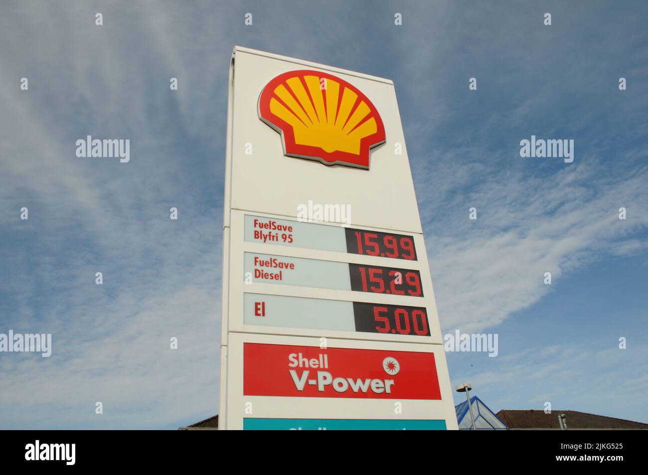 Kastrup/Copenhagen/Denmark/02 Agosto 2022/Stazione di ricarica Shell benzina e Shell con benzina a prezzi elevati a bordo di una stazione di benzina sheel nella capitale danese. (Foto..Francis Dean/Dean Pictures) Foto Stock