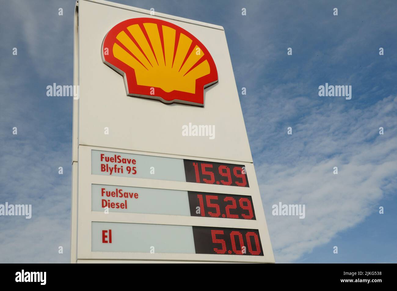 Kastrup/Copenhagen/Denmark/02 Agosto 2022/Stazione di ricarica Shell benzina e Shell con benzina a prezzi elevati a bordo di una stazione di benzina sheel nella capitale danese. (Foto..Francis Dean/Dean Pictures) Foto Stock