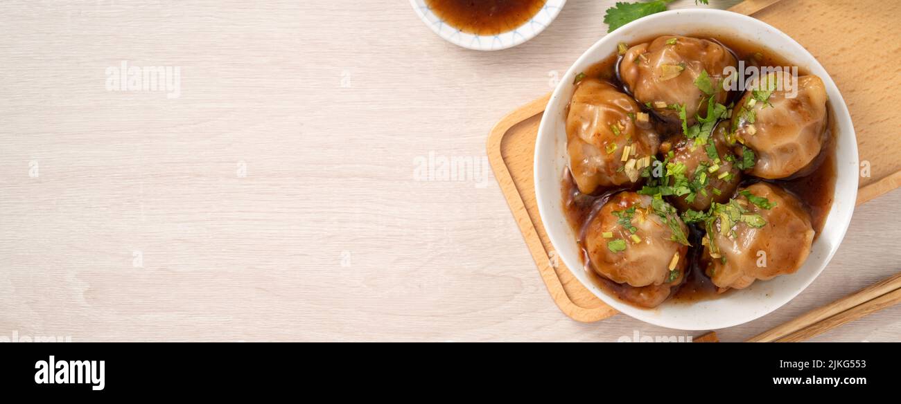 Bawan (Ba wan), specialità di polpette taiwanesi, cibo di strada delizioso, amido al vapore avvolto a forma di gnocchi rotondi con maiale e gamberi all'interno e spesso Foto Stock