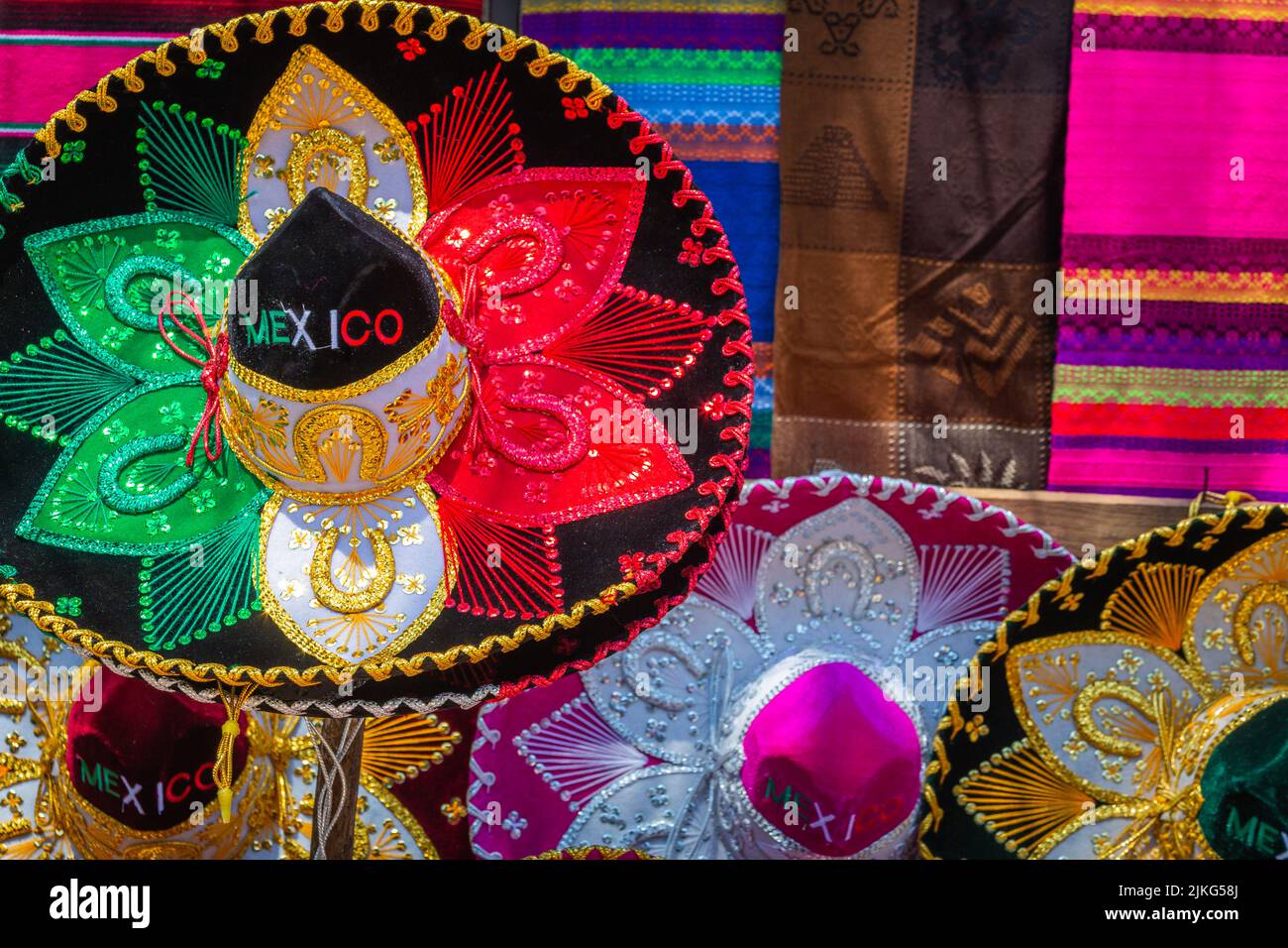 Colorati souvenir tipici messicani dei cappelli dei sommbreros, Cancun, Messico Foto Stock