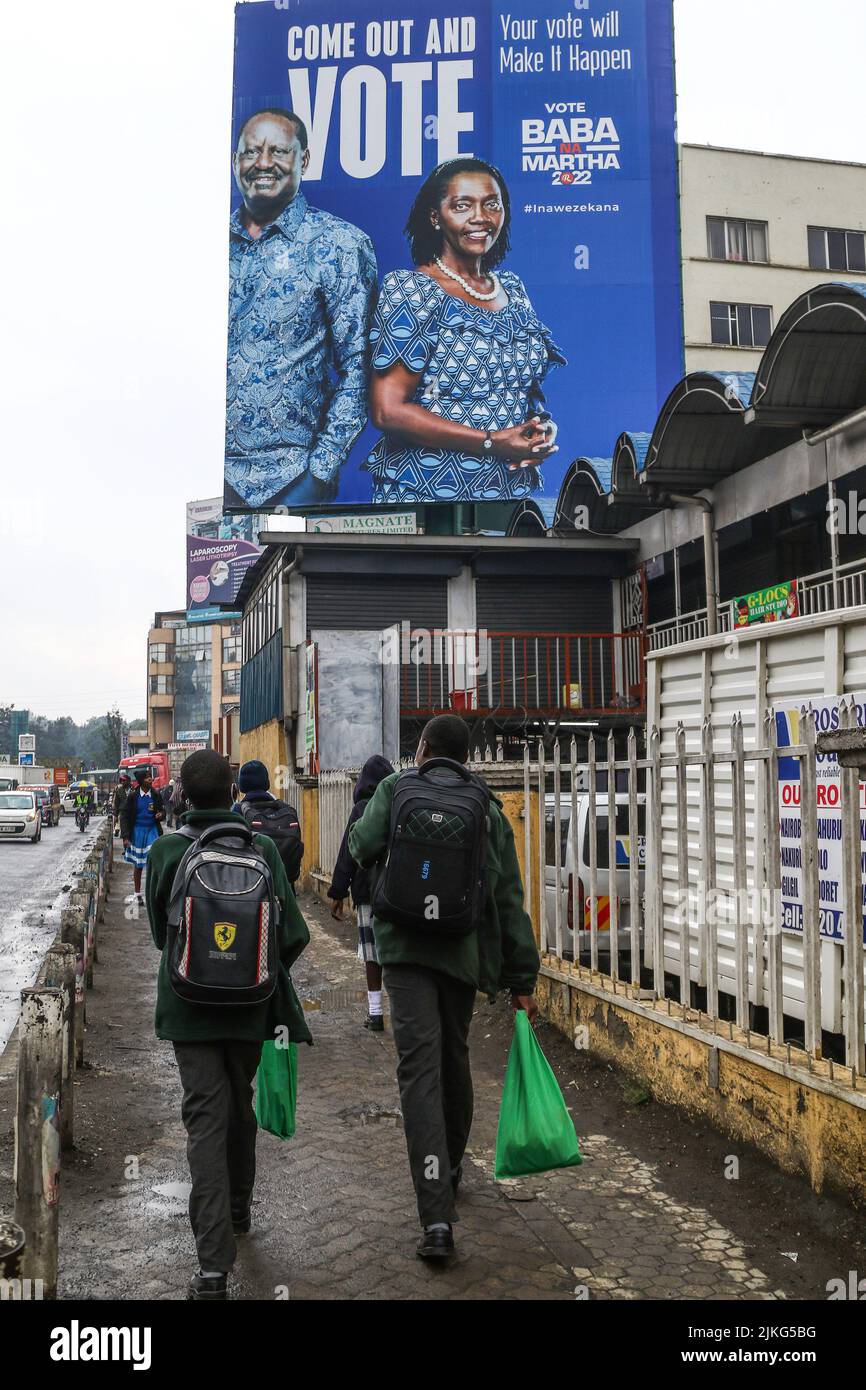 Nakuru, Kenya. 02nd ago 2022. Gli studenti camminano verso un cartellone con le immagini del candidato presidenziale della coalizione Azimio la Umoja (una coalizione del Kenya), Raila Odinga, e del suo compagno di corsa Martha Karua. Le scuole sono state chiuse in preparazione alle elezioni generali del Kenya che si terranno il 9 agosto 2022. (Foto di James Wakibia/SOPA Images/Sipa USA) Credit: Sipa USA/Alamy Live News Foto Stock