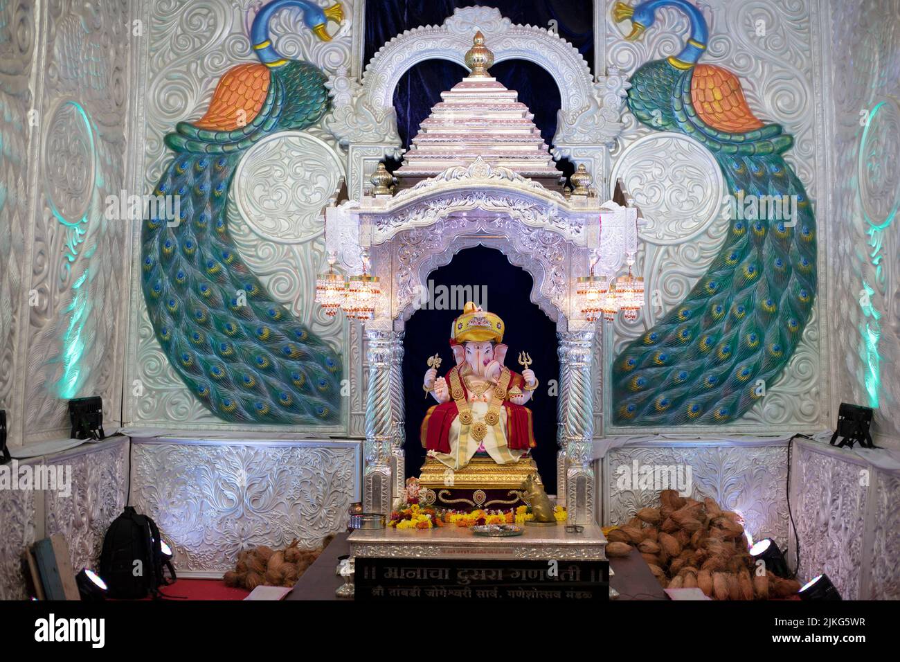 Tambdi Jogeshwari Ganpati epitomed in santuario d'argento, Pune, Maharashtra, India. 2nd Manache Ganapati o Ganeshas idoli preminenti di Pune Foto Stock