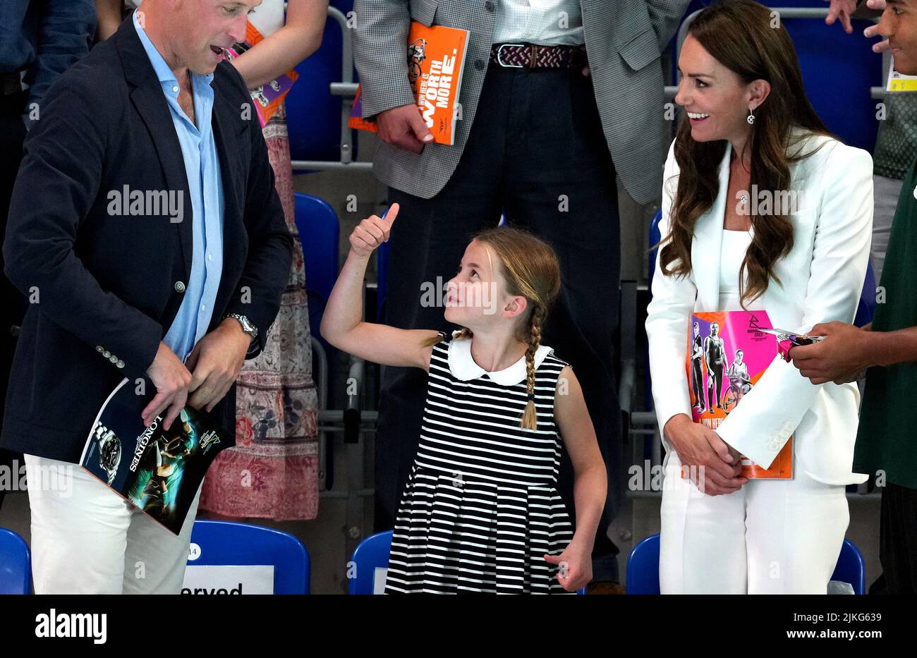 La principessa Charlotte di Cambridge dà i pollici accanto al Duca e alla Duchessa di Cambridge al Sandwell Aquatics Center il quinto giorno dei Giochi del Commonwealth 2022 a Birmingham. Data foto: Martedì 2 agosto 2022. Foto Stock