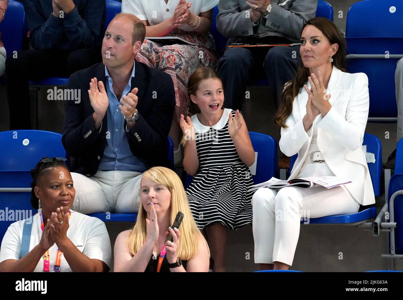 Il Duca e la Duchessa di Cambridge con la Principessa Charlotte di Cambridge al Sandwell Aquatics Center il quinto giorno dei Giochi del Commonwealth 2022 a Birmingham. Data foto: Martedì 2 agosto 2022. Foto Stock
