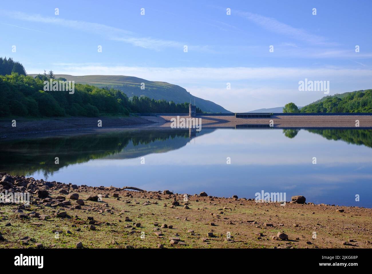 21.06.22 - Bassi livelli d'acqua nel serbatoio di Llwyn-onn vicino a Merthyr Tydfil, Galles del Sud Foto Stock