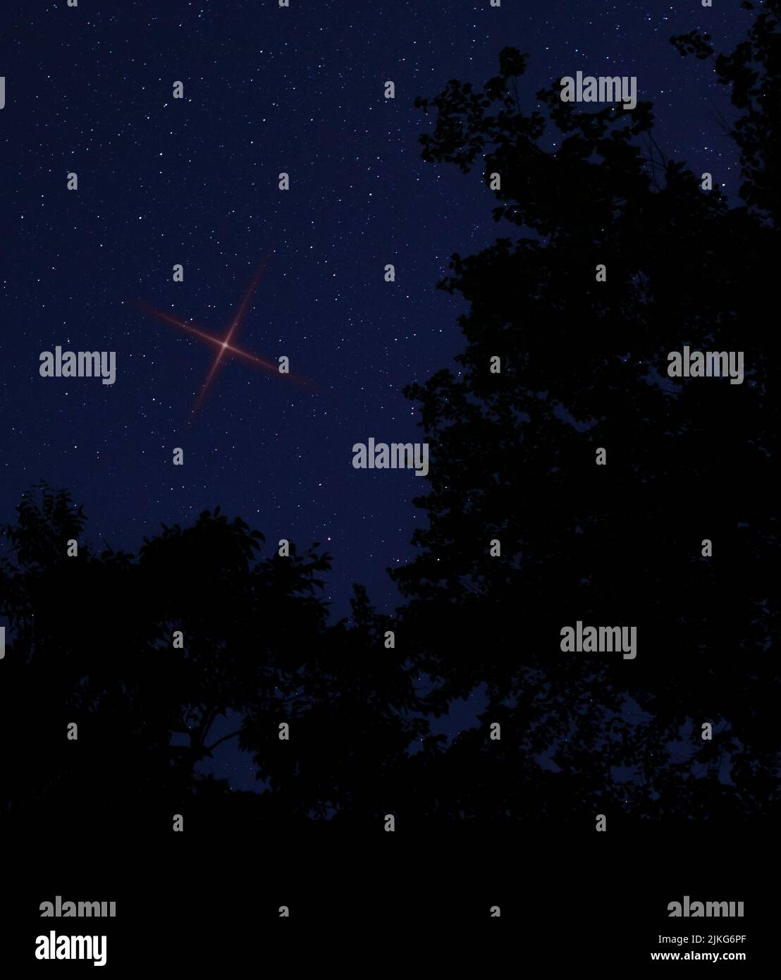 Stella luminosa rossa che sorge nel cielo in Carolina del Nord per la vigilia di Natale Foto Stock