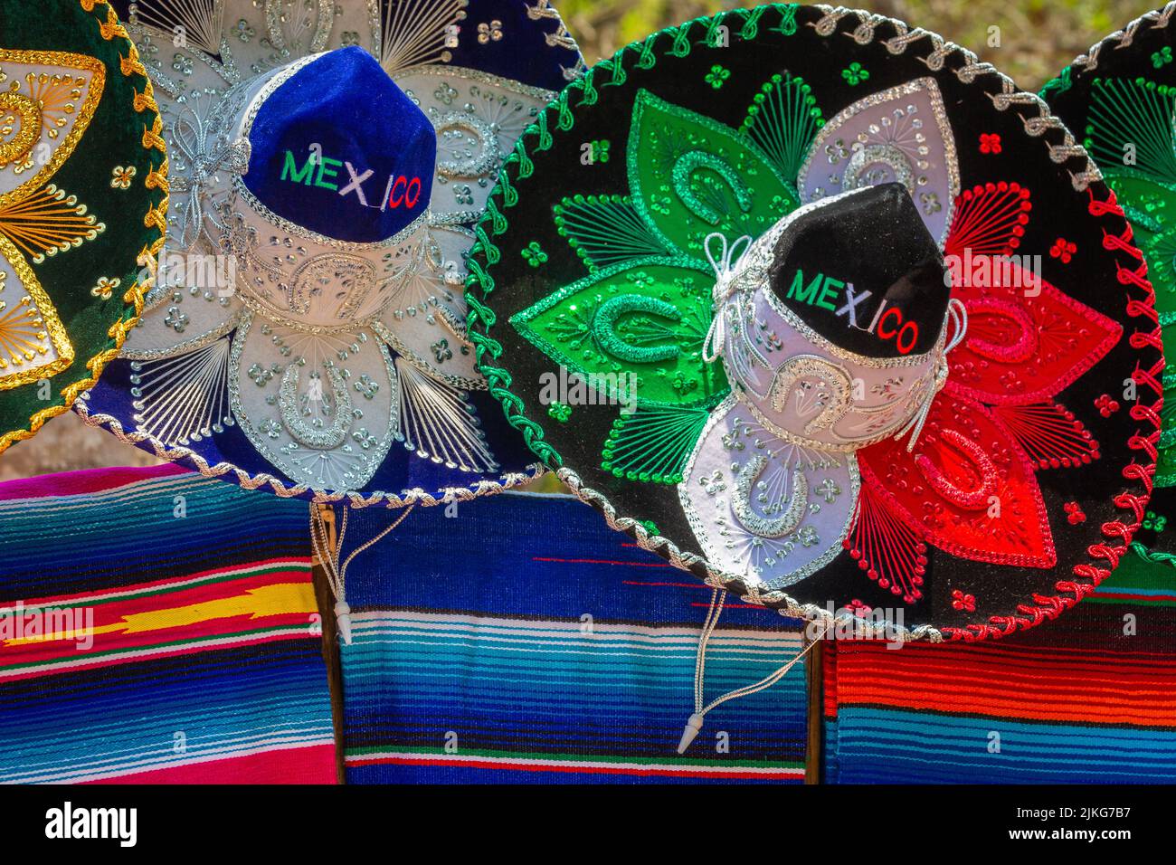 Colorati souvenir tipici messicani dei cappelli dei sommbreros, Cancun, Messico Foto Stock