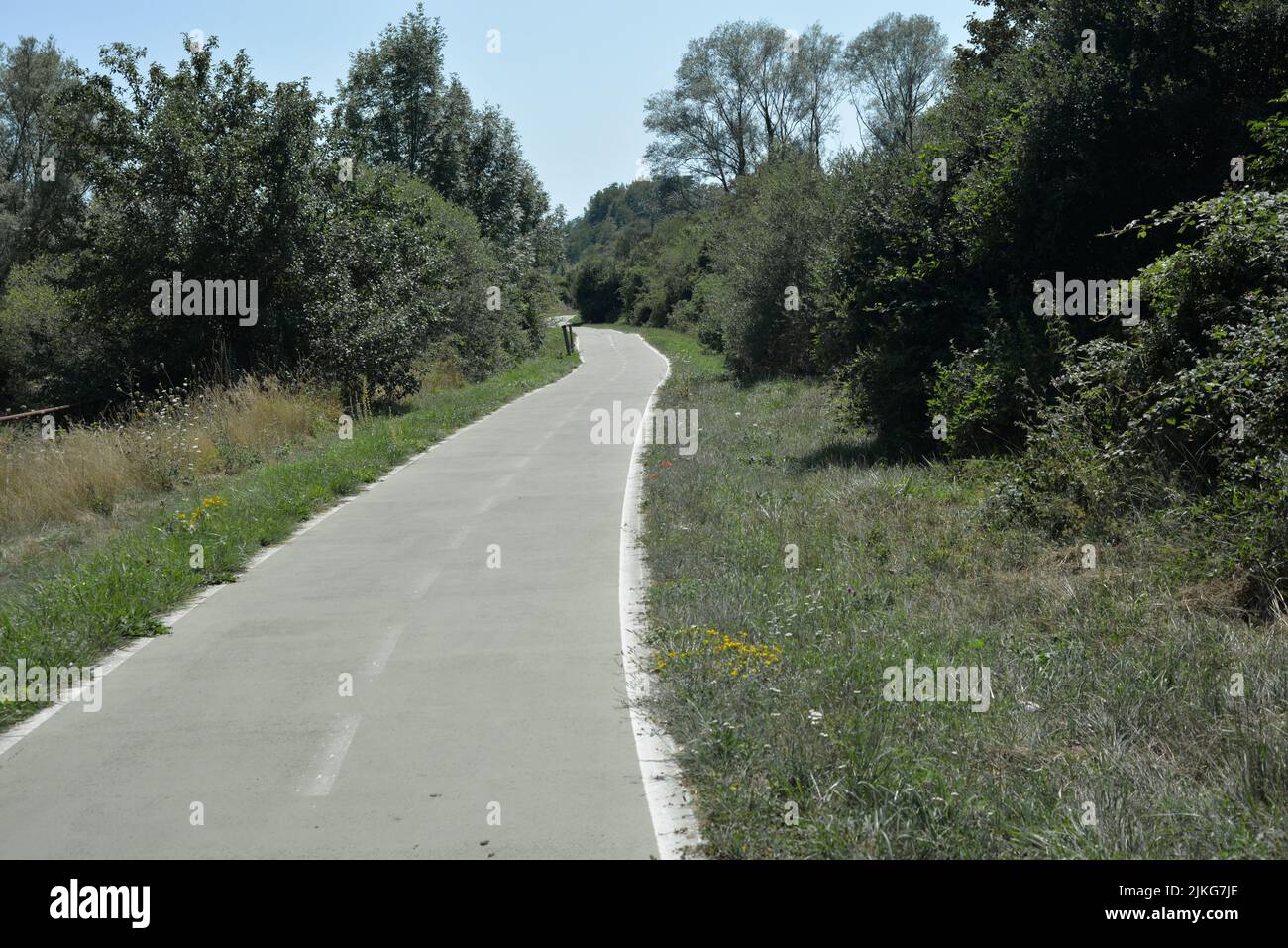 Una pista ciclabile asfaltata/pedonale a Castel di Sangro, Italia Foto Stock