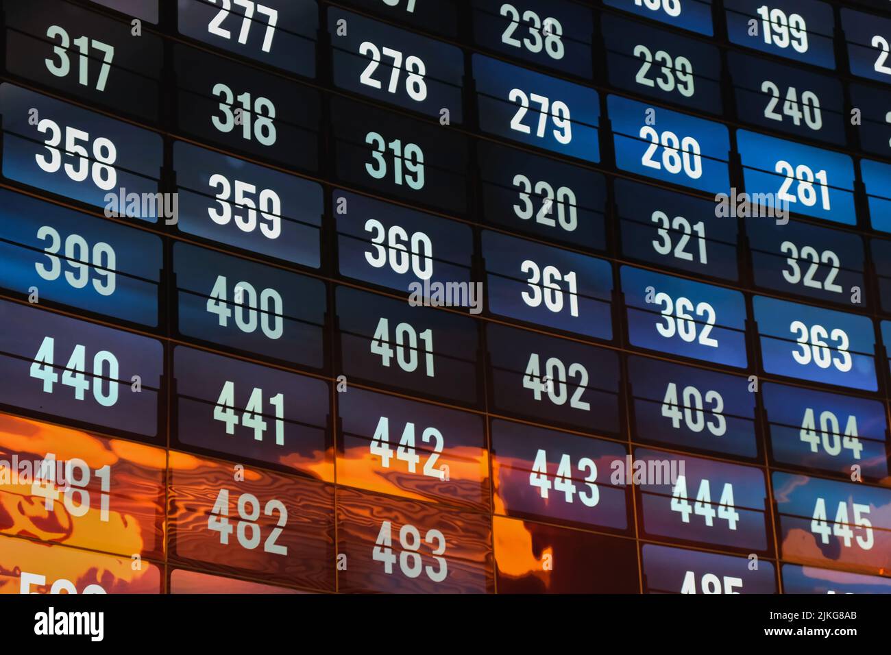 Parete di presentazione video a più pannelli curvilinea e futuristica con sequenza di numeri su molti schermi.Streaming media Foto Stock