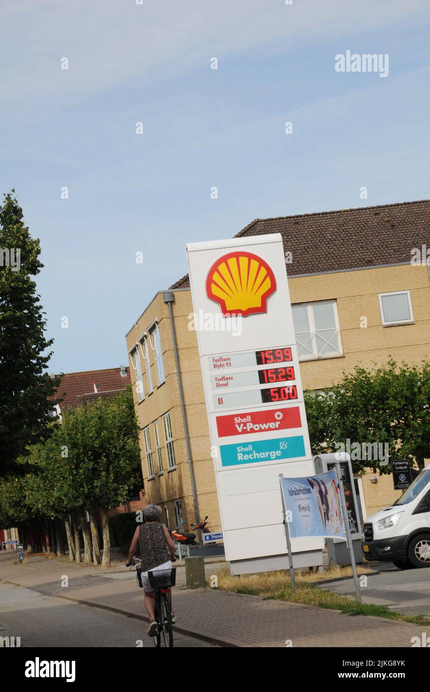 Kastrup/Copenhagen/Denmark/02 Agosto 2022/Stazione di ricarica Shell benzina e Shell con benzina a prezzi elevati a bordo di una stazione di benzina sheel nella capitale danese. (Foto..Francis Dean/Dean Pictures) Foto Stock