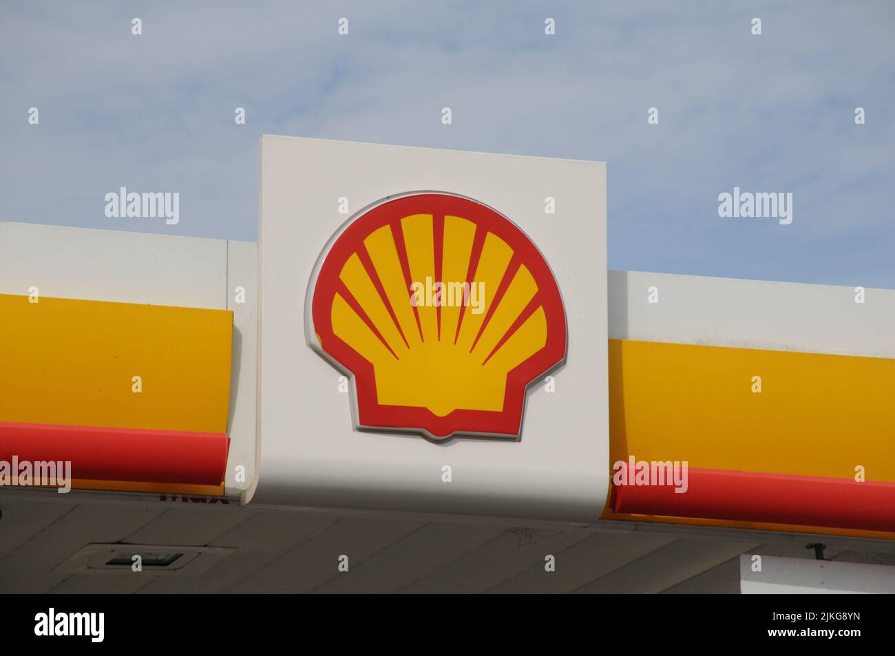 Kastrup/Copenhagen/Denmark/02 Agosto 2022/Stazione di ricarica Shell benzina e Shell con benzina a prezzi elevati a bordo di una stazione di benzina sheel nella capitale danese. (Foto..Francis Dean/Dean Pictures) Foto Stock