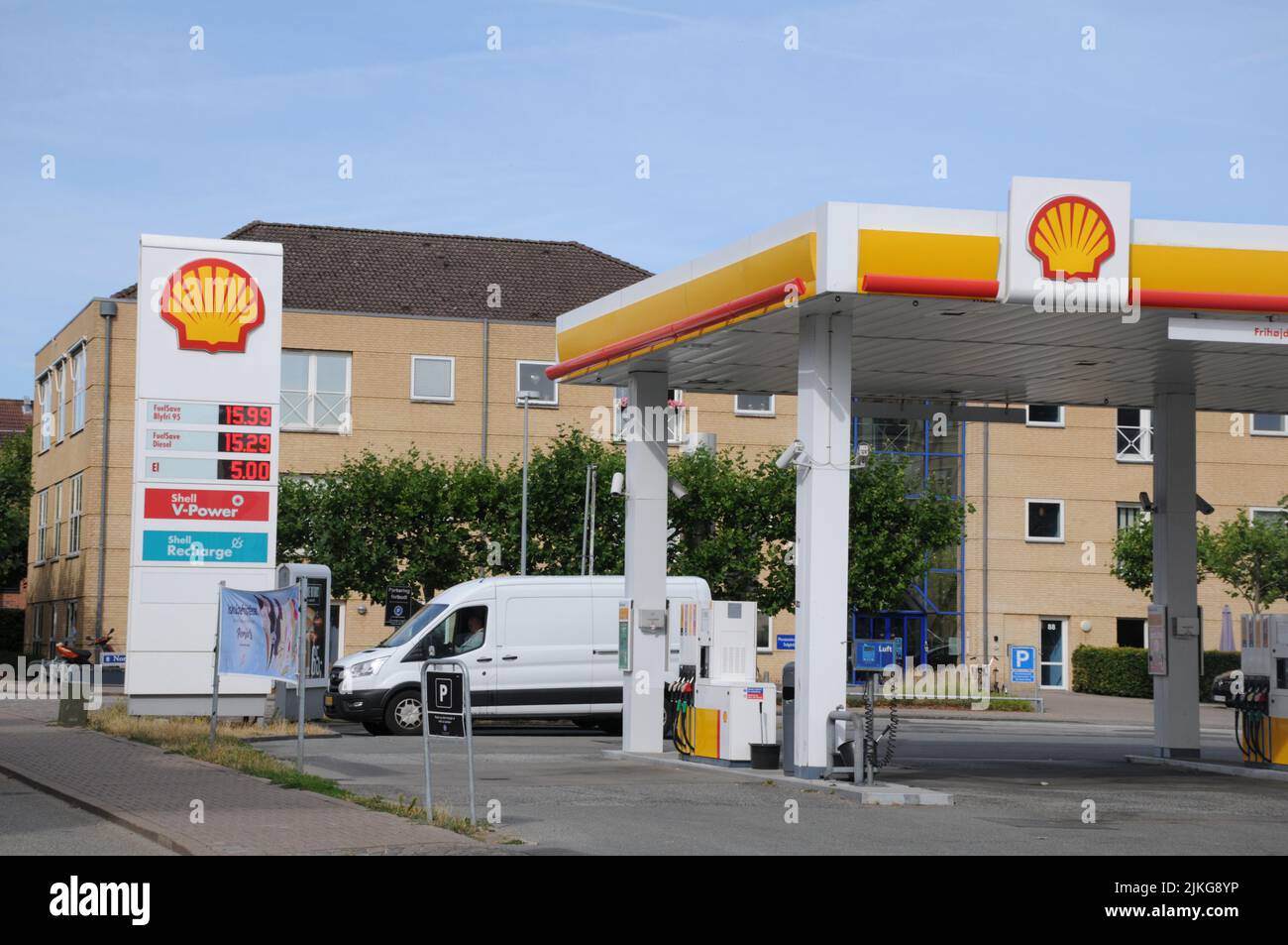 Kastrup/Copenhagen/Denmark/02 Agosto 2022/Stazione di ricarica Shell benzina e Shell con benzina a prezzi elevati a bordo di una stazione di benzina sheel nella capitale danese. (Foto..Francis Dean/Dean Pictures) Foto Stock