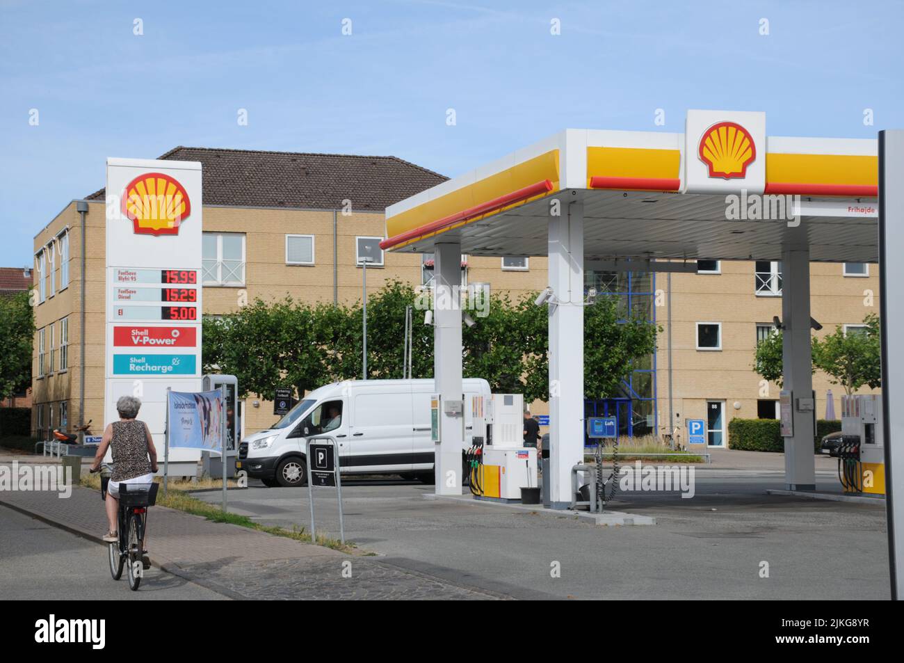 Kastrup/Copenhagen/Denmark/02 Agosto 2022/Stazione di ricarica Shell benzina e Shell con benzina a prezzi elevati a bordo di una stazione di benzina sheel nella capitale danese. (Foto..Francis Dean/Dean Pictures) Foto Stock